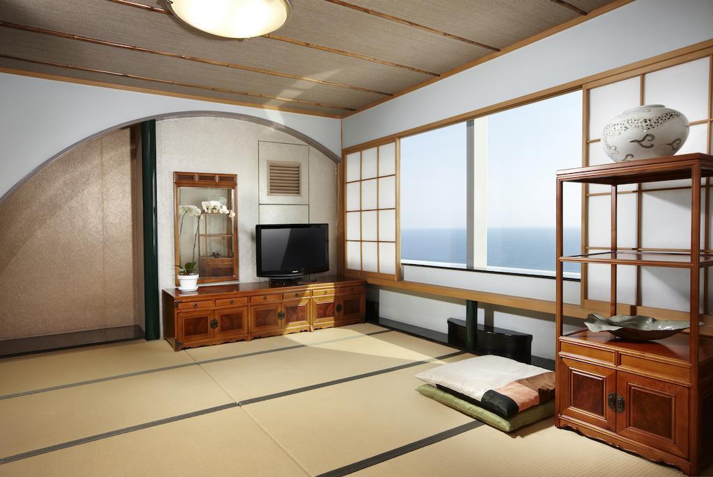 Haeundae Grand Hotel Пусан Стая снимка A Japanese living room with a TV