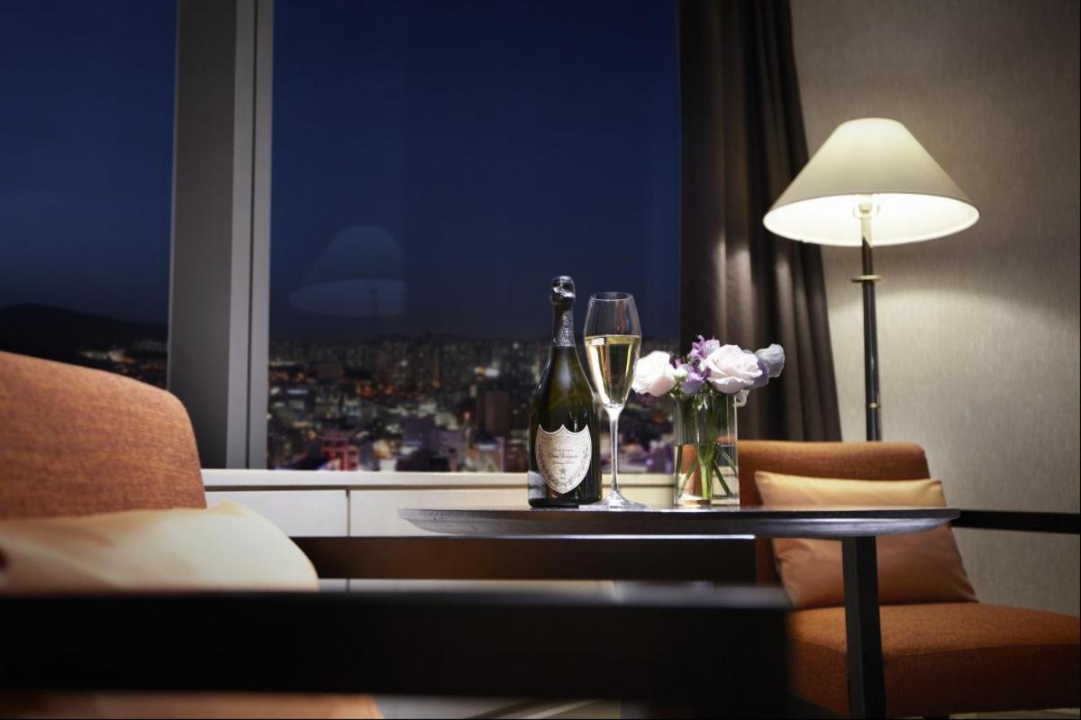 Haeundae Grand Hotel Пусан Екстериор снимка A suite at the Mandarin Oriental, Seoul