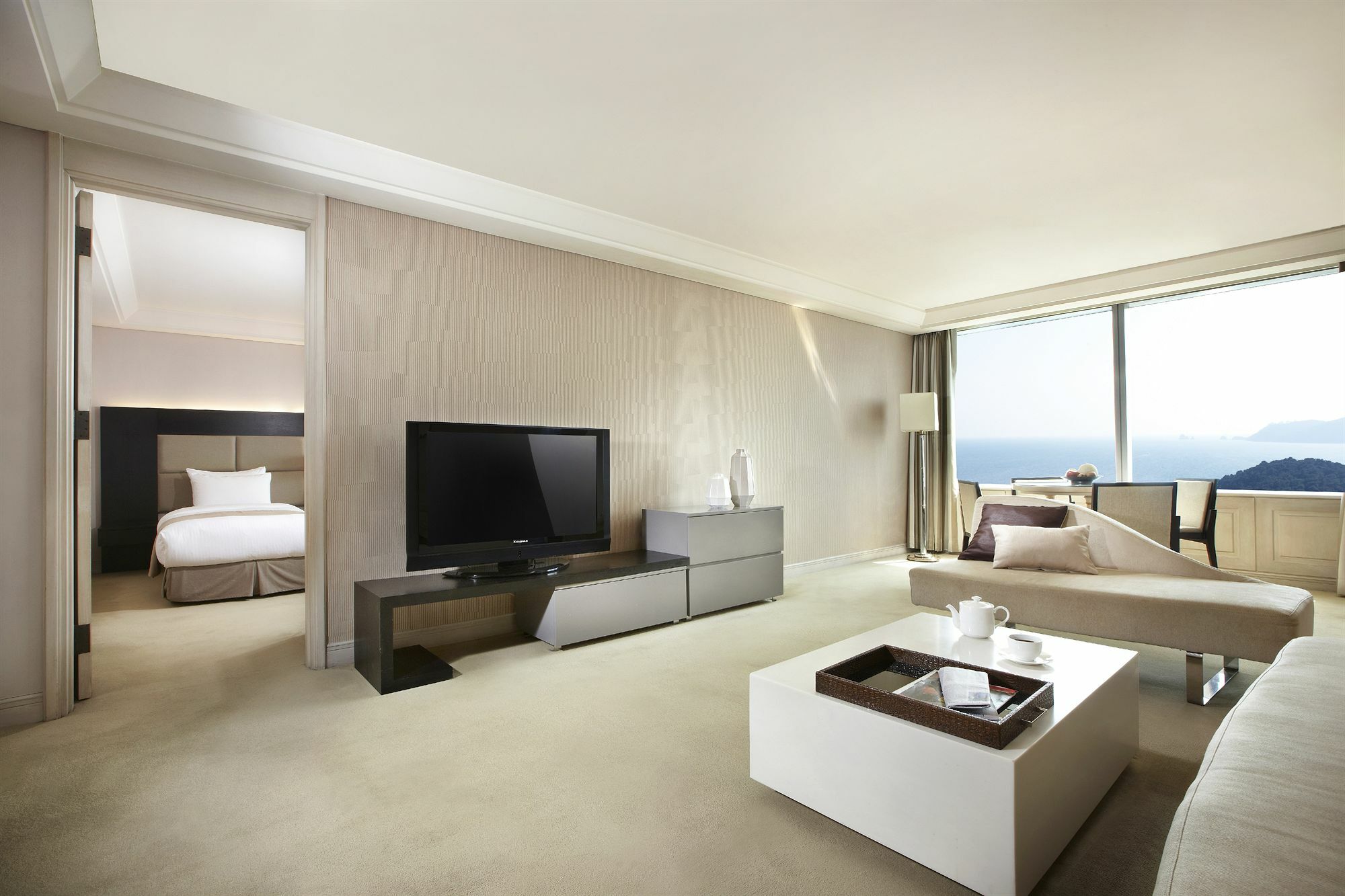 Haeundae Grand Hotel Пусан Екстериор снимка A suite at The Landmark