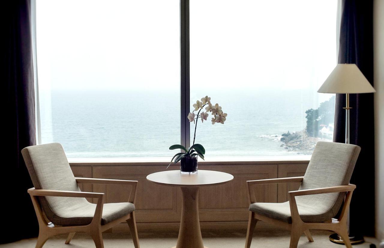 Haeundae Grand Hotel Пусан Екстериор снимка The view from the living room of a suite at The Concourse