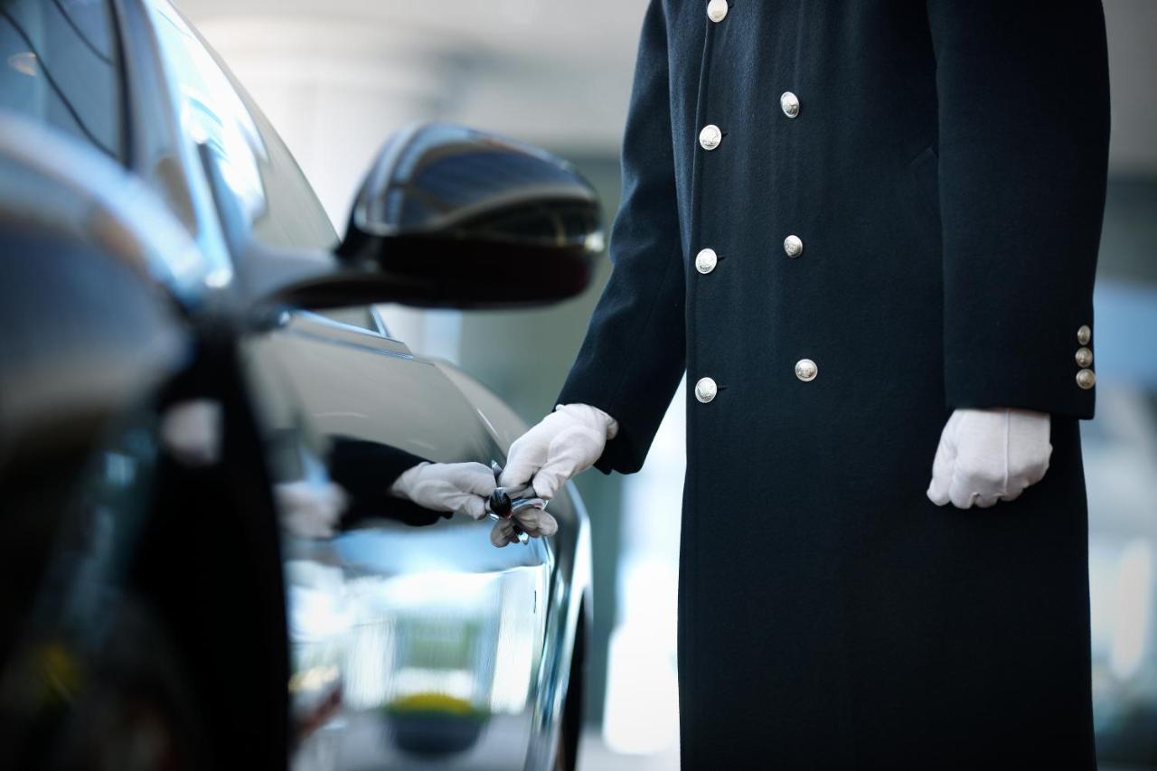 Haeundae Grand Hotel Пусан Екстериор снимка A chauffeur opening a car door