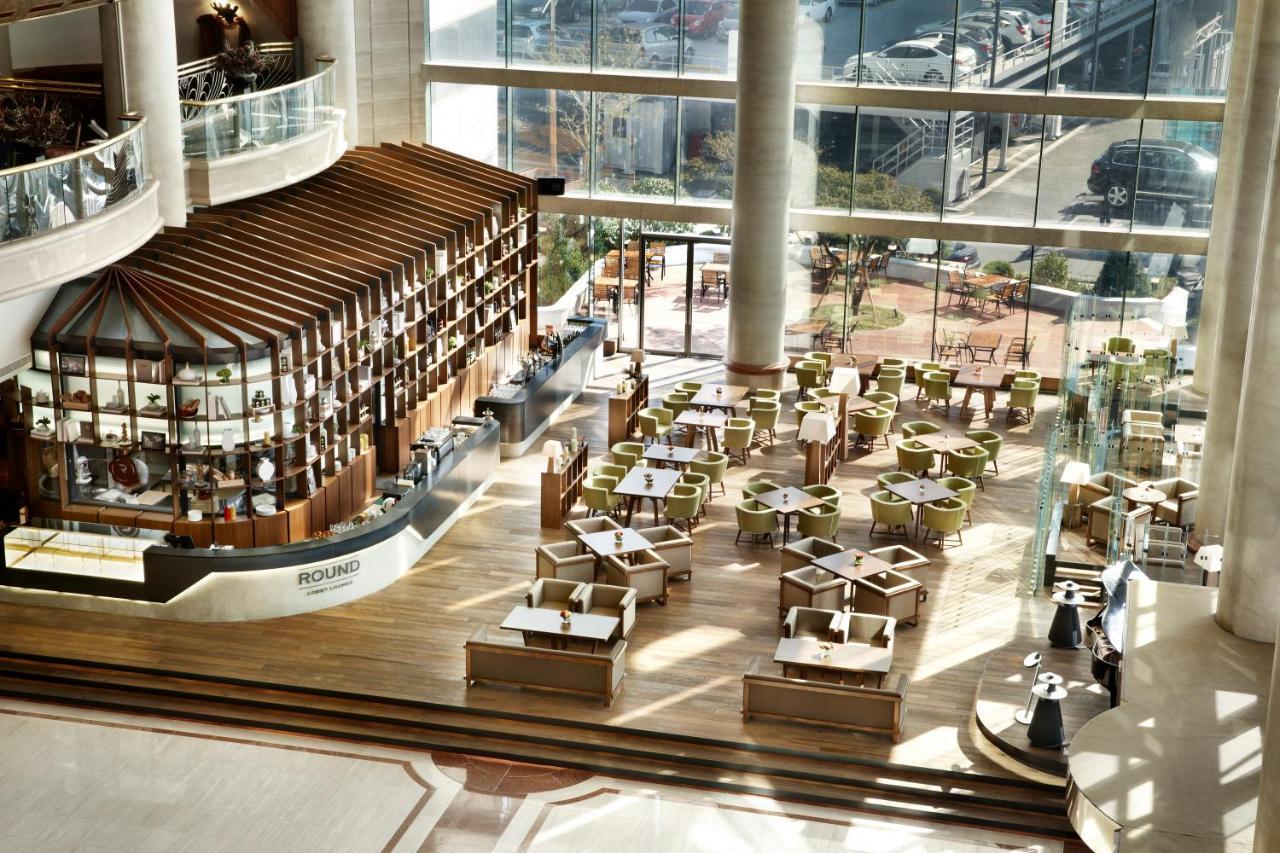 Haeundae Grand Hotel Пусан Ресторант снимка The lobby of the hotel